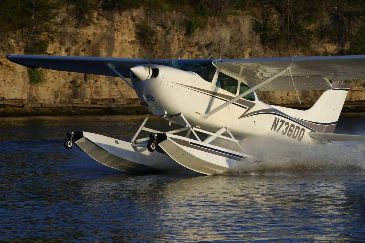 Avion léger à flotteurs (type Cessna hydravion) — véhicule réel qui a inspiré la Mammoth Dodo de GTA 6